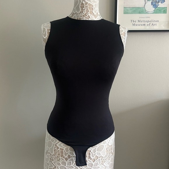 NWOT - SKIMS Essential Crew Neck Sleeveless Bodysuit in Black/Onyx - Picture 1 of 8